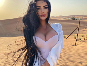 Lavora nei tour di accompagnamento in Italia