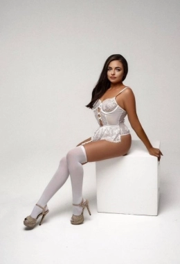 Escort model Kira in Manama